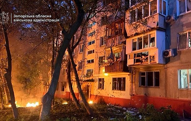 Запоріжжя росіяни атакували дронами: пошкоджено багатоповерхівку, постраждали жінки