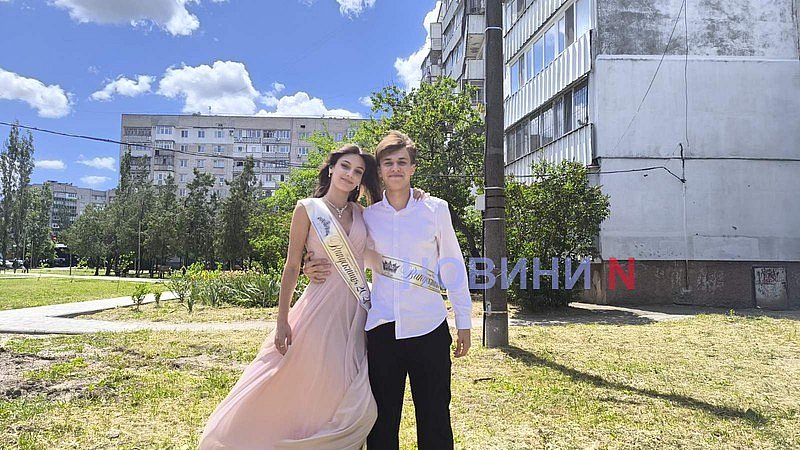 У школах Миколаєва пролунав останній дзвінок: містом гуляють випускники