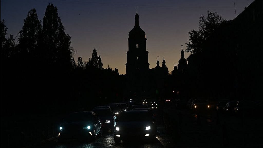 В Україні через обстріл та негоду знеструмлено десятки населених пунктів: де зникло світло