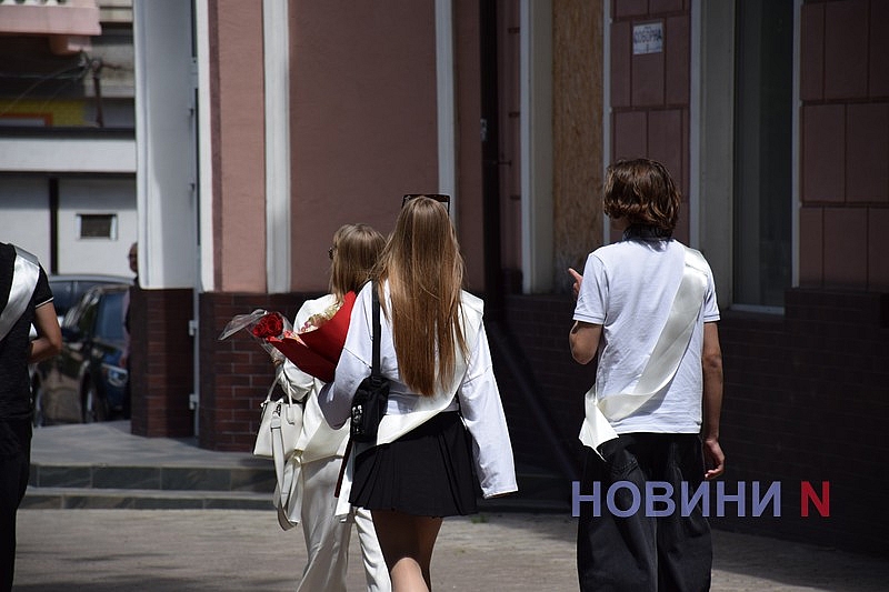 Соборную заполнили улыбающиеся выпускники: как проходит праздник последнего звонка в Николаеве (репортаж)
