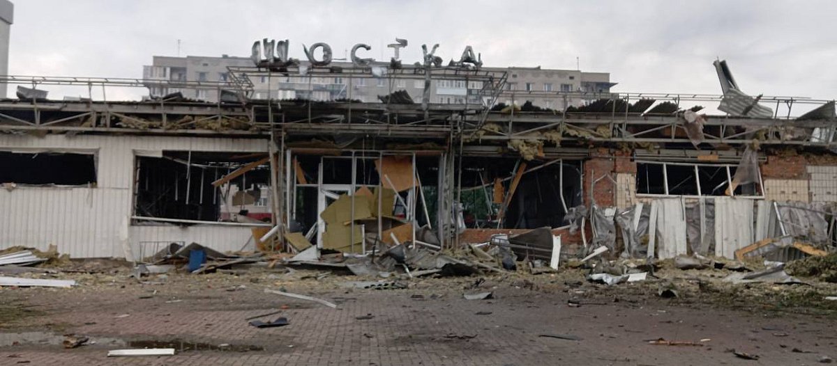 В Шостке россияне уничтожили вокзал десятками дронов