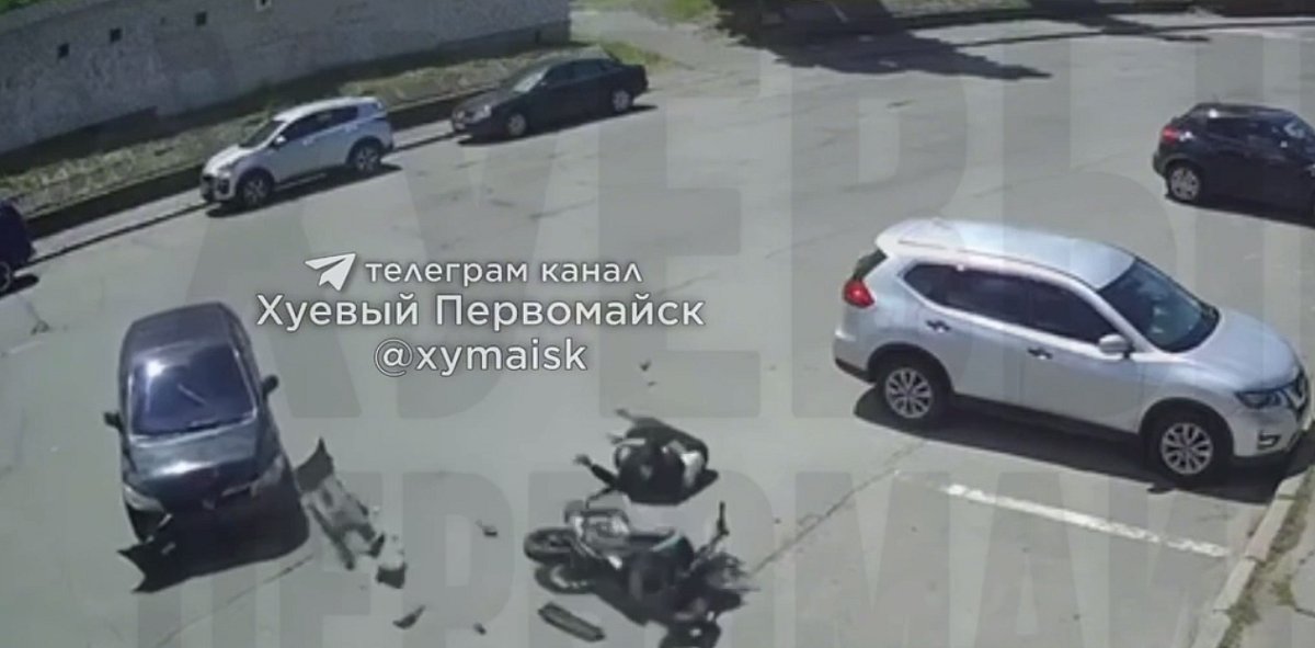 Момент ДТП попал на видео: в Первомайске автомобиль сбил мопед