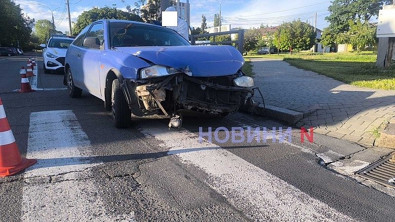У Миколаєві на перехресті зіткнулися два автомобілі, один із них після ДТП втік