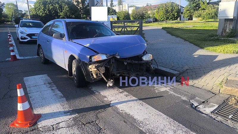 У Миколаєві на перехресті зіткнулися два автомобілі, один із них після ДТП втік