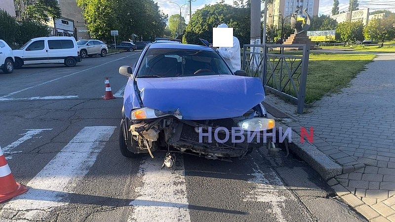 У Миколаєві на перехресті зіткнулися два автомобілі, один із них після ДТП втік