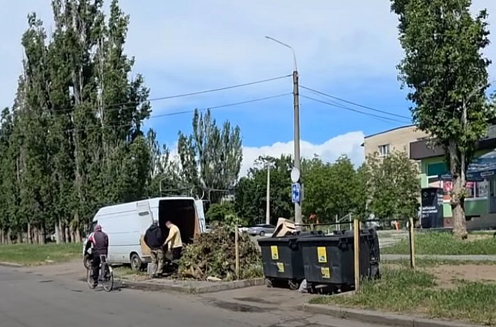 В Николаеве неизвестные на грузовиках незаконно сбрасывают мусор у контейнерных площадок, - КП