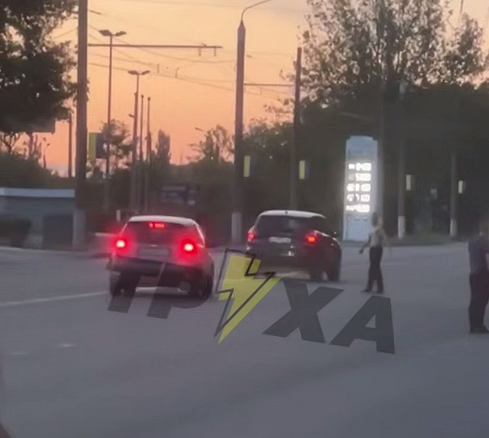 В Николаеве полуобнаженный мужчина бросался под колеса автомобилей (видео)