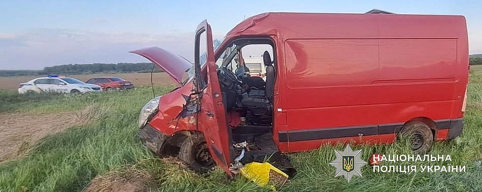 На Львівщині перекинувся мікроавтобус: загинула 57-річна водія
