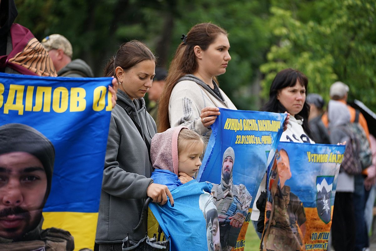 Акція на підтримку військовополонених та зниклих безвісти у Миколаєві (фоторепортаж)