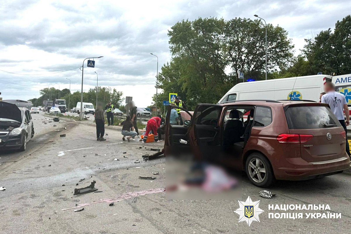 Смертельная авария на парковке: грузовик протаранил авто и врезался в кафе