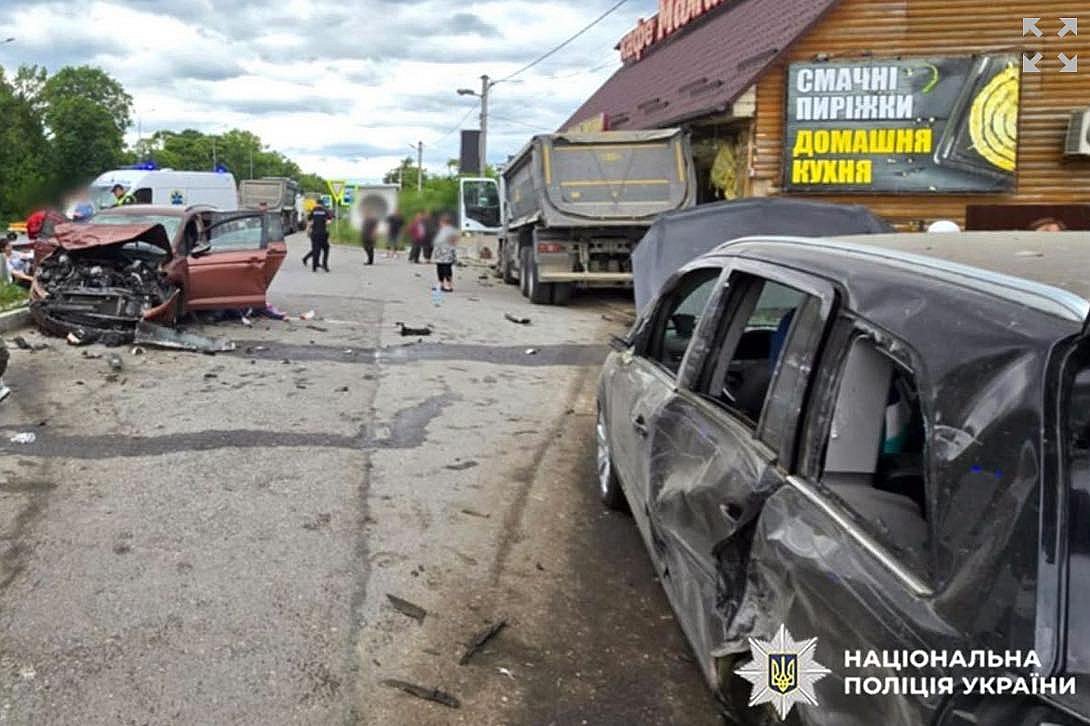 Смертельная авария на парковке: грузовик протаранил авто и врезался в кафе