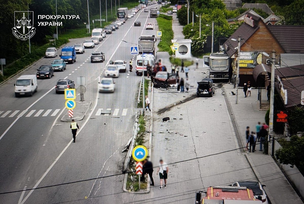Смертельная авария на парковке: грузовик протаранил авто и врезался в кафе