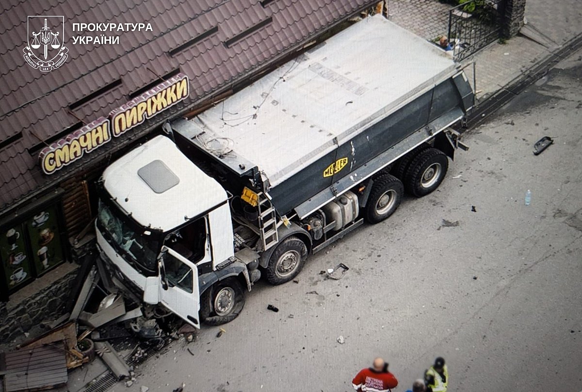 Смертельная авария на парковке: грузовик протаранил авто и врезался в кафе