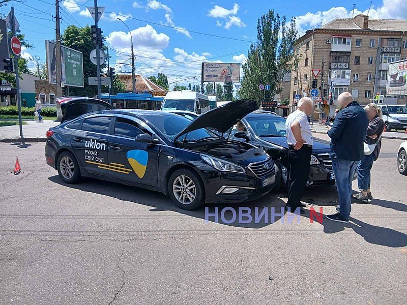У Миколаєві «Шевроле» врізався в «Хюндай»: світлофор не працює, величезний затор