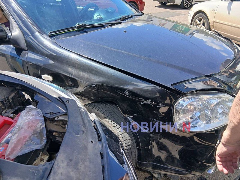 У Миколаєві «Шевроле» врізався в «Хюндай»: світлофор не працює, величезний затор
