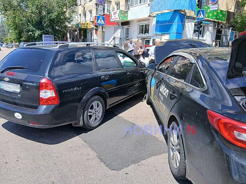 У Миколаєві «Шевроле» врізався в «Хюндай»: світлофор не працює, величезний затор