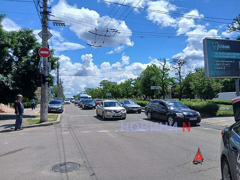 У Миколаєві «Шевроле» врізався в «Хюндай»: світлофор не працює, величезний затор