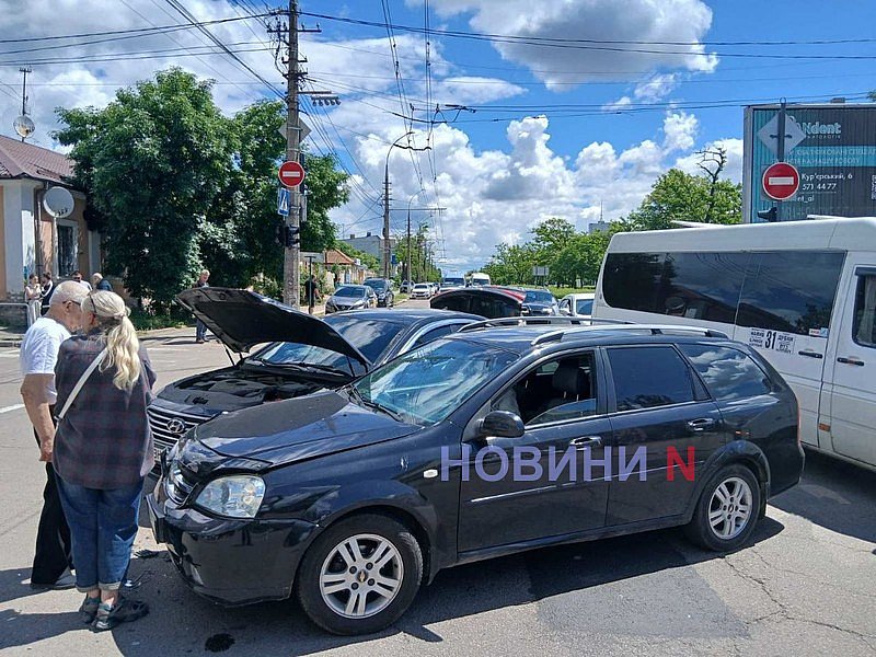 У Миколаєві «Шевроле» врізався в «Хюндай»: світлофор не працює, величезний затор