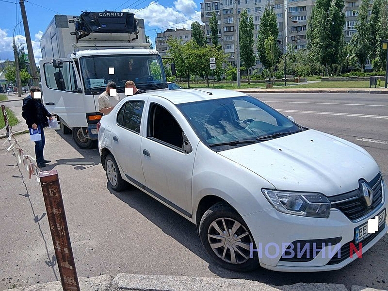 Поблизу спорткомплексу “Надія” у Миколаєві зіткнулися Renault та вантажівка Mercedes