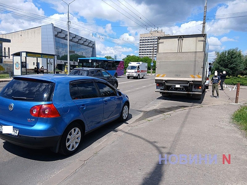 Грузовик Mercedes столкнулся с Renault в Николаеве - образовалась пробка