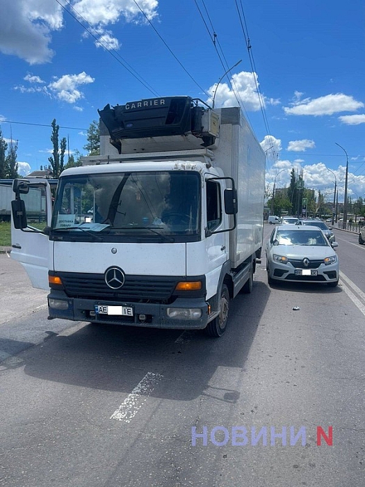 Грузовик Mercedes столкнулся с Renault в Николаеве - образовалась пробка