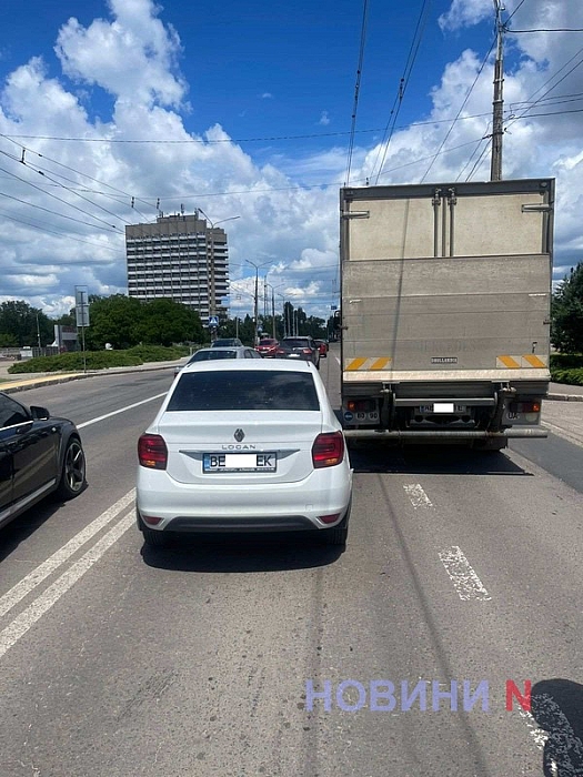 Грузовик Mercedes столкнулся с Renault в Николаеве - образовалась пробка