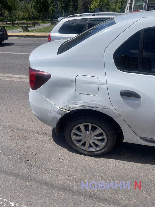 Грузовик Mercedes столкнулся с Renault в Николаеве - образовалась пробка
