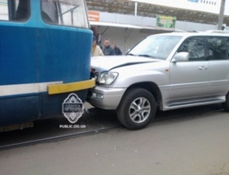 В центре Одессы трамвай врезался в джип «Лексус» 