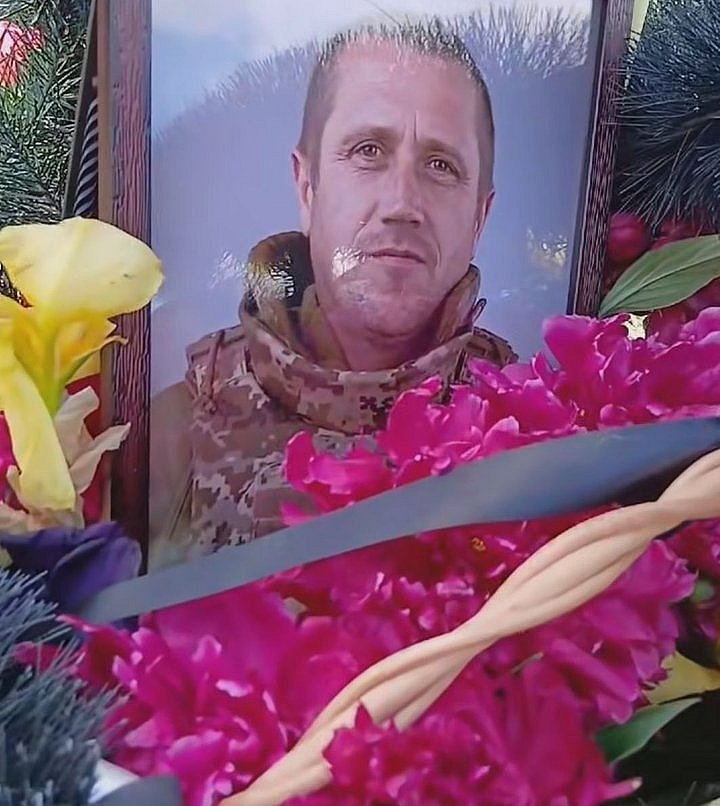 На коленях и с цветами: на Николаевщине попрощались с защитником Андреем Брендулей