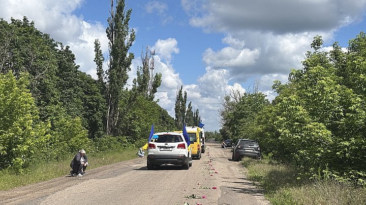 На коленях и с цветами: на Николаевщине попрощались с защитником Андреем Брендулей