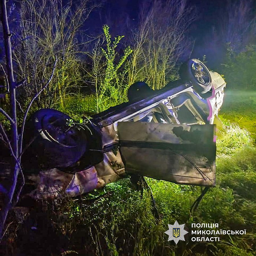 Пьяный водитель перевернулся на Opel и сбежал: один человек погиб, пострадал подросток