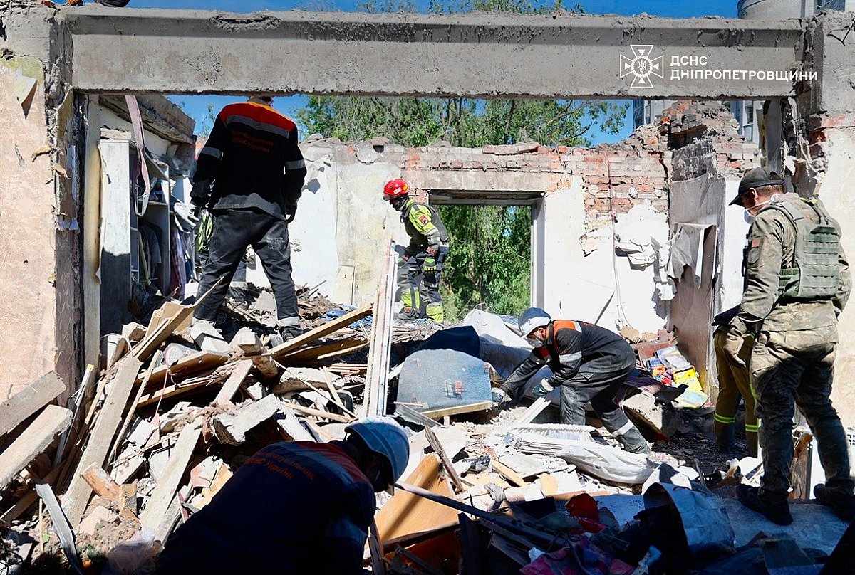 Число жертв атаки на Дніпро зросло: вдень дрон РФ вдарив ще по одній багатоповерхівці (відео)