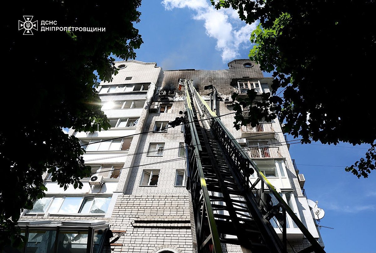 Число жертв атаки на Дніпро зросло: вдень дрон РФ вдарив ще по одній багатоповерхівці (відео)