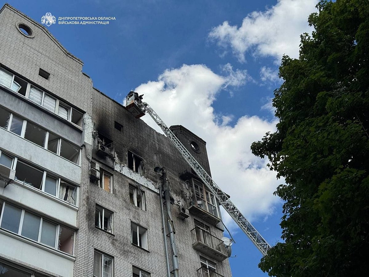 Число жертв атаки на Дніпро зросло: вдень дрон РФ вдарив ще по одній багатоповерхівці (відео)