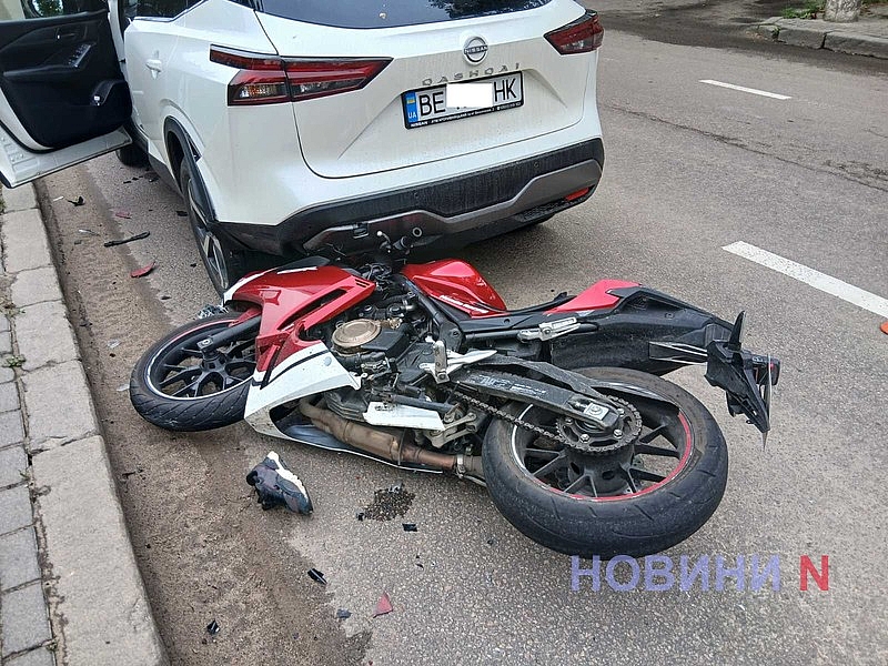 В центре Николаева мотоцикл врезался в Nissan: есть пострадавший