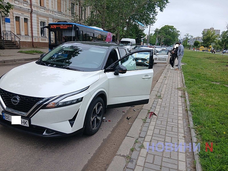 В центре Николаева мотоцикл врезался в Nissan: есть пострадавший