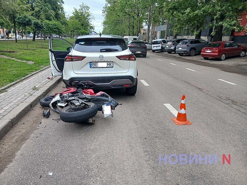 В центре Николаева мотоцикл врезался в Nissan: есть пострадавший