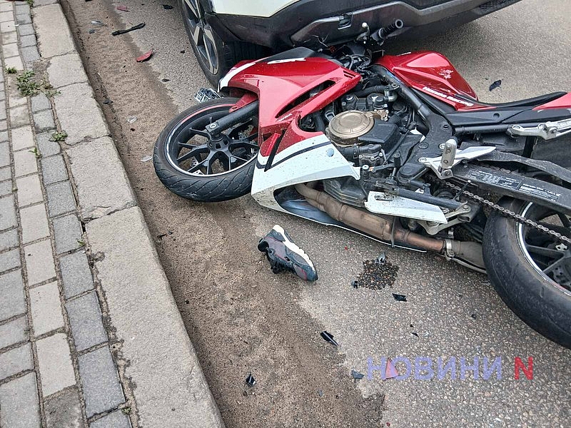В центре Николаева мотоцикл врезался в Nissan: есть пострадавший