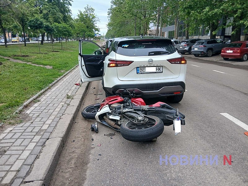В центре Николаева мотоцикл врезался в Nissan: есть пострадавший