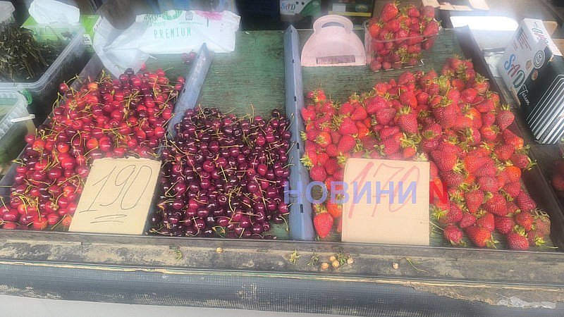 На рынках Николаева в продаже появилась первые черешня и вишня, а цена клубники снизилась