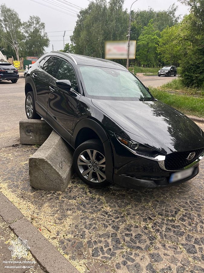 У Рівному жінка-водій не впоралася з поворотом і наїхала на перешкоду на дорозі.