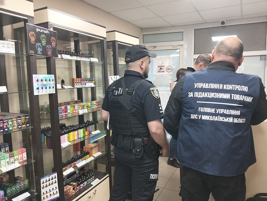 На Миколаївщині викрили мережу магазинів із незаконним продажем тютюнової продукції та рідин для вейпів. Фото: ГУ ДПС у Миколаївській області