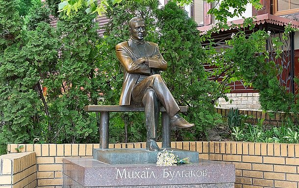 Пам'ятник письменнику Булгакову демонтували у Києві