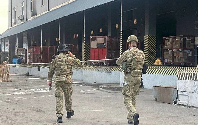 У Києві на поштовому терміналі вибухнула посилка: одна людина загинула, двоє поранені