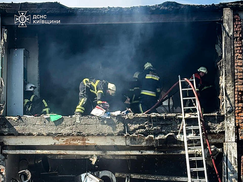 Росія атакувала завод «Яготинське» на Київщині: загинуло четверо людей, багато постраждалих