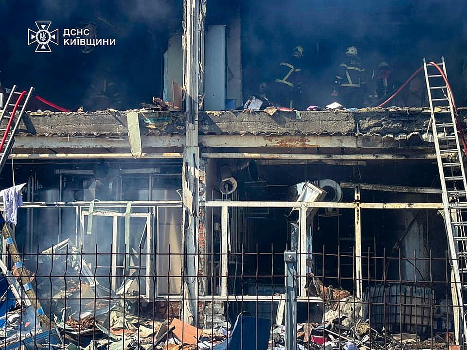 Россия атаковала завод «Яготинське» на Киевщине: погибли четыре человека, много пострадавших