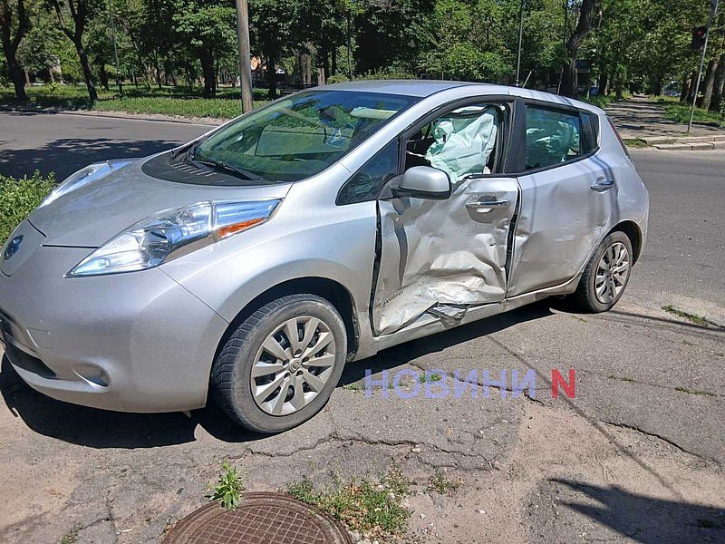 В Николаеве «Хюндай» протаранил «Ниссан»: авто вылетело с дороги, пострадал водитель