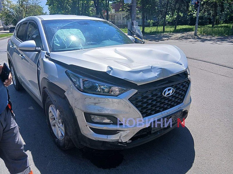 В Николаеве «Хюндай» протаранил «Ниссан»: авто вылетело с дороги, пострадал водитель