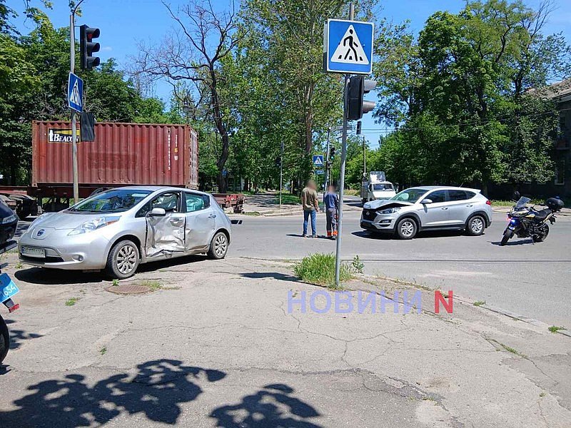 В Николаеве «Хюндай» протаранил «Ниссан»: авто вылетело с дороги, пострадал водитель