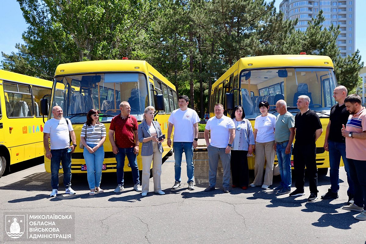 Громадам Николаевской области передали новые школьные автобусы